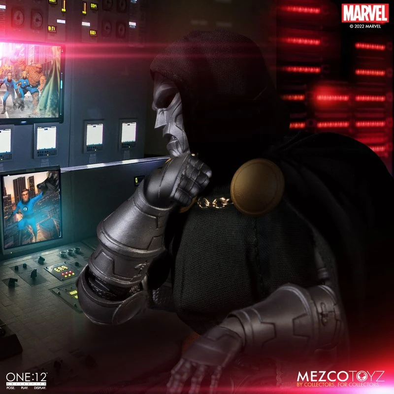 Mezco Toys ONE:12 Collective - Marvel Universe Doctor Doom 7 Mezco Toys ONE:12 Collective - Marvel Universe Doctor Doom